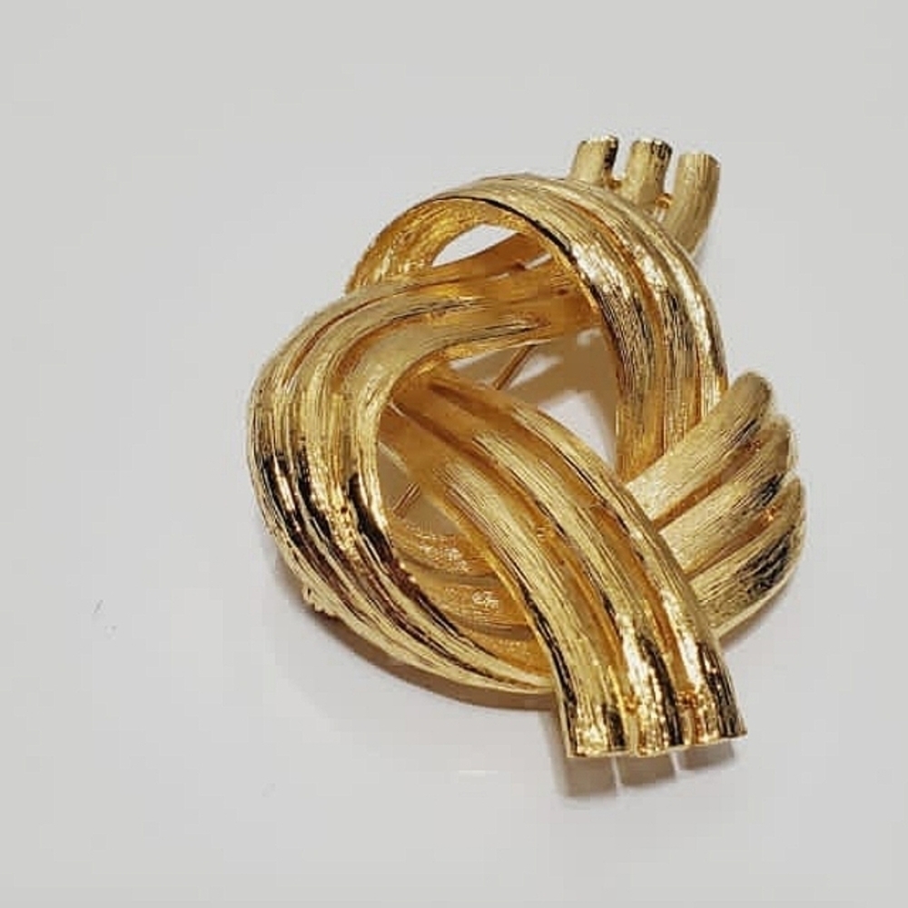 Vintage Gold Tone Woven Knot Brooch. 🌴